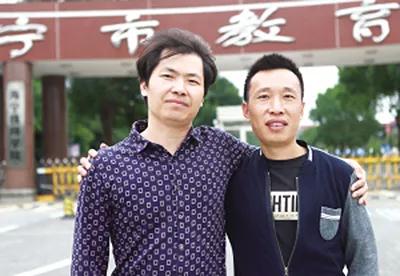 孩子被鎖車內(nèi)遭遇火災(zāi)，兩位老師砸窗救人……危險(xiǎn)關(guān)頭，這些老師想到的是快救孩子 | 特別關(guān)注