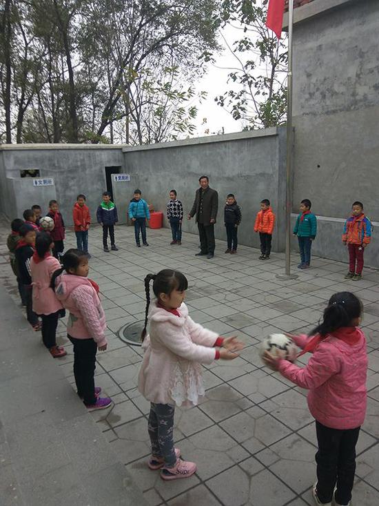 夫妻教師撐起一座村?。簣?jiān)守34年教出數(shù)百大學(xué)生