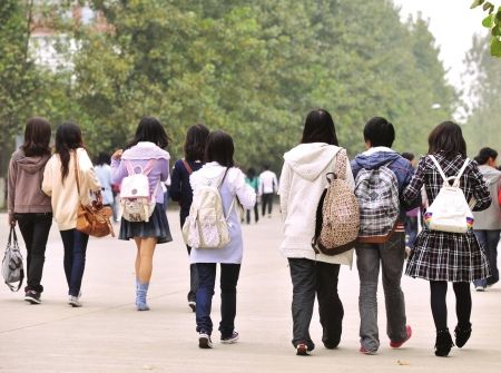 大學(xué)要求學(xué)生背書包上課，端正學(xué)習(xí)態(tài)度！