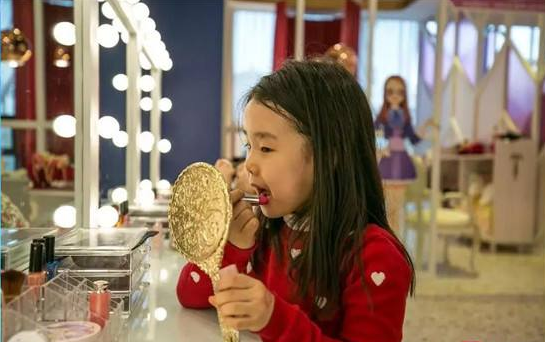 化妝從娃娃抓起，韓國美容進軍幼兒園