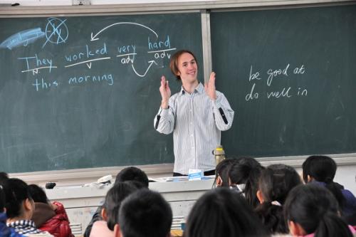 外教市場(chǎng)雷聲滾滾，行業(yè)正規(guī)化需社會(huì)輿論和監(jiān)督