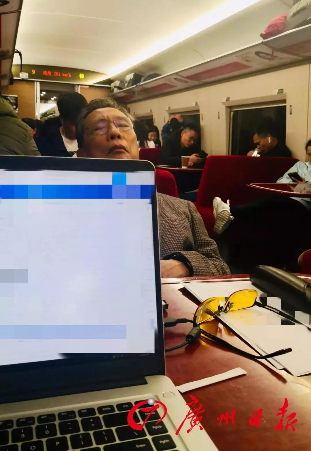 這10組刷屏照片看哭無數(shù)人！告訴孩子：如果有英雄，他們都是！