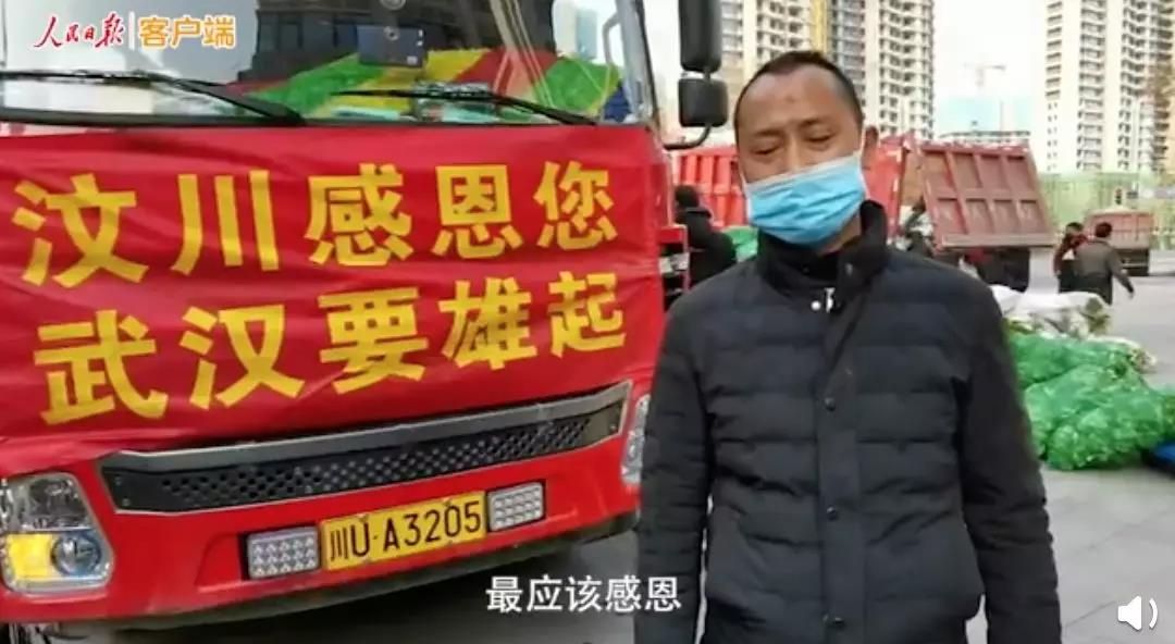 感動！耿直！來自汶川的6輛卡車上，貼著同一句話…