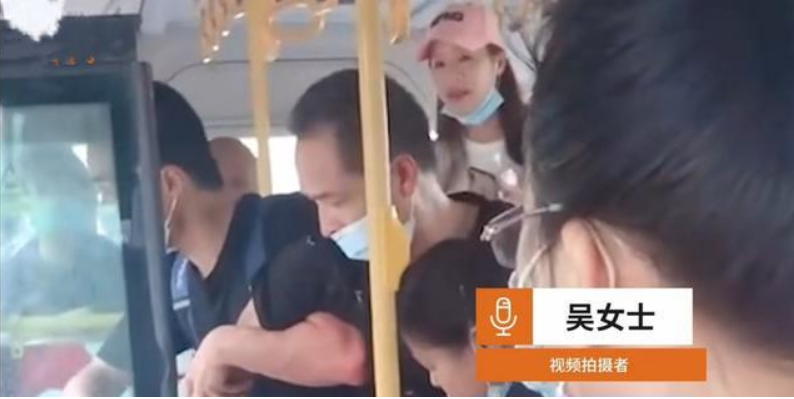 湖北一警校學(xué)生公交車上揪住小偷不放，他不怕對方出聲威脅
